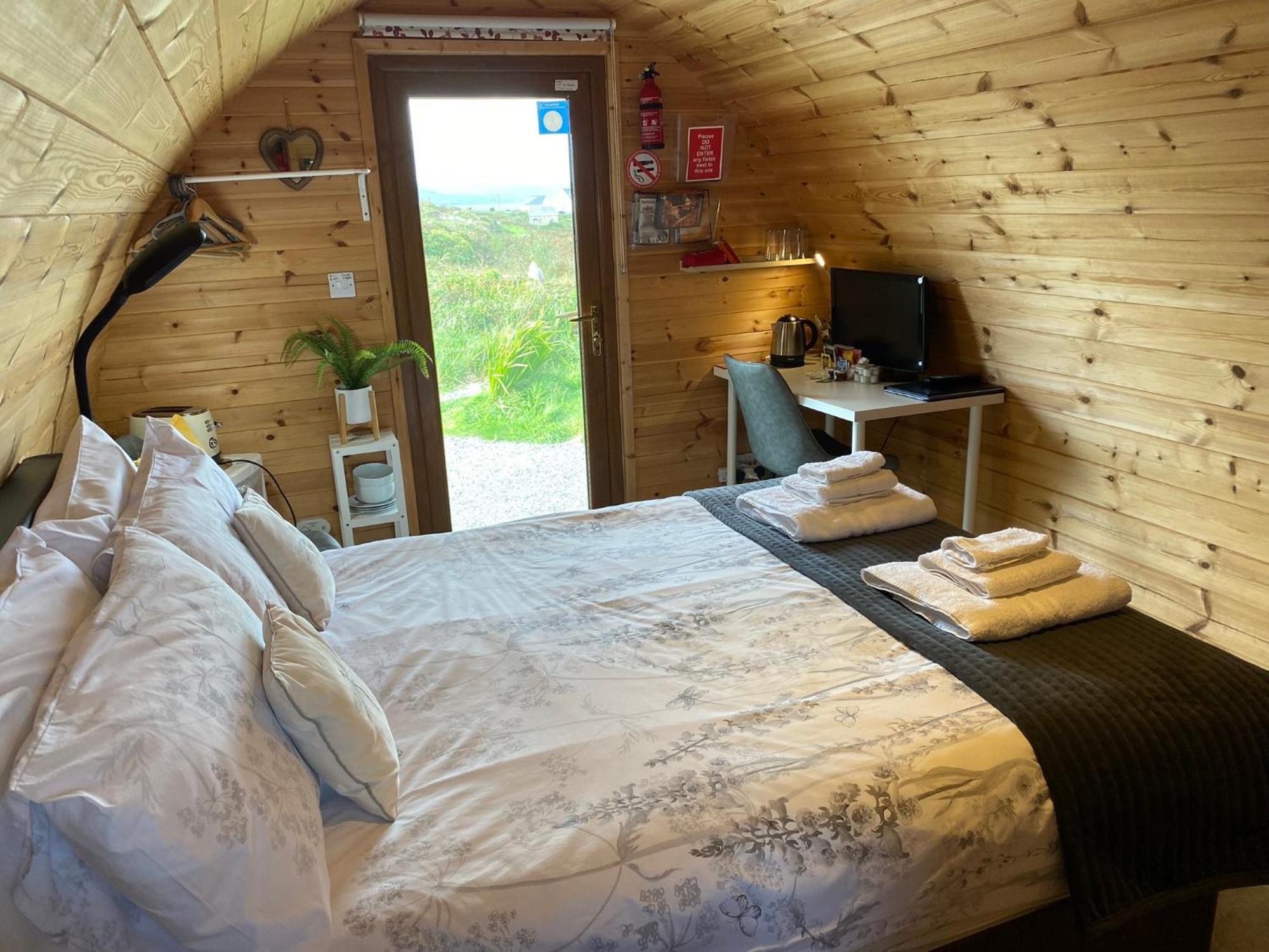 Earls View Pod Hotel Carna Exterior photo